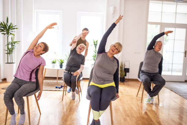 groupe de senior pratiquant le yoga sur chaise